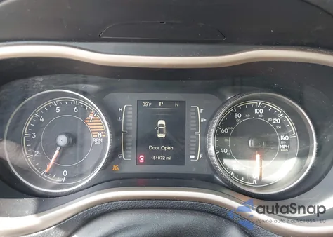 2016 Jeep Cherokee Latitude z USA, uszkodzony, nr VIN 1C4PJMCS1GW367447